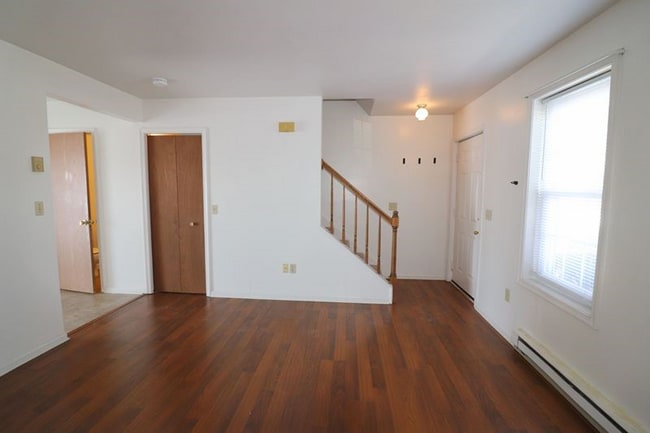 Building Photo - 40 Oriole Dr