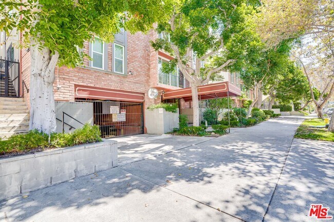 Foto del edificio - 532 N Rossmore Ave