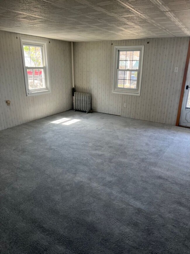 Foto del edificio - Spacious and Just Renovated 3 Bed/1.5 Bath...
