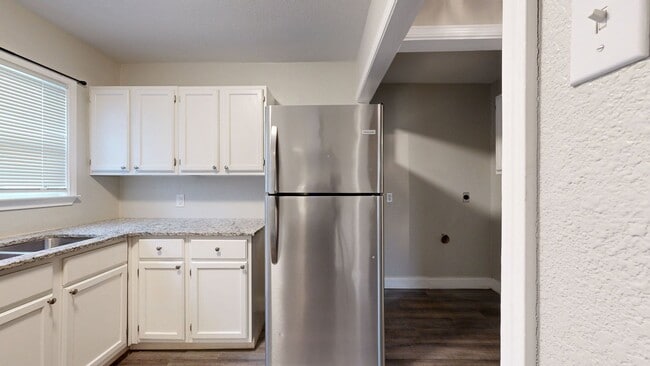 Building Photo - PRICE IMPROVEMENT NOW ONLY $995!!!