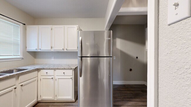 Foto del edificio - PRICE IMPROVEMENT NOW ONLY $995!!!