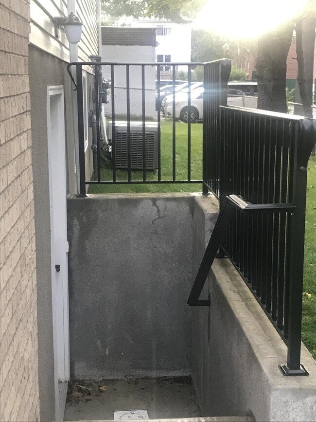Foto del edificio - 122 Bard Ave