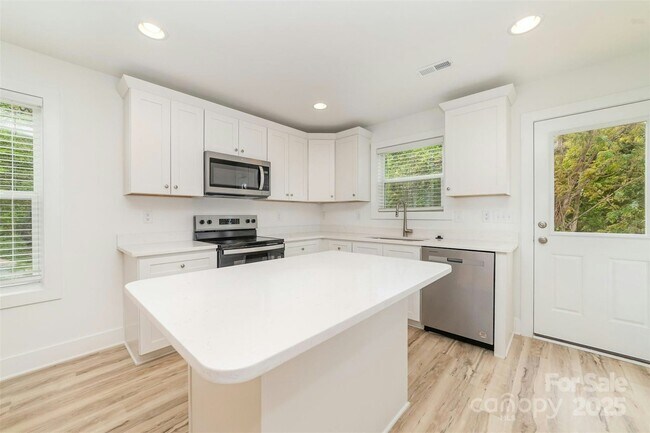 Foto del edificio - 213 Rosemont Ave