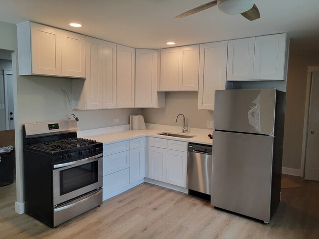 Building Photo - 36348 N Edgewood Dr
