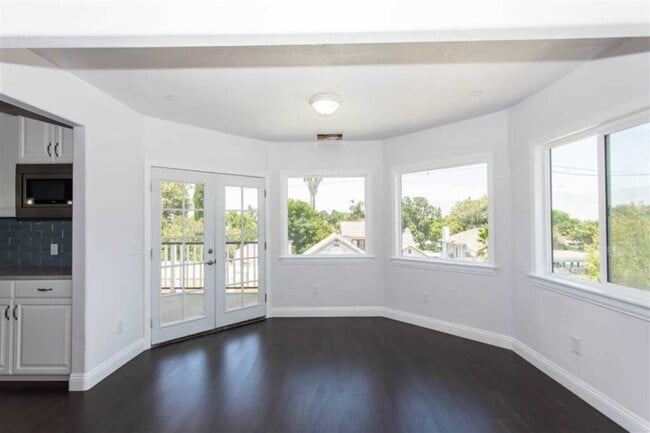 Breakfast room - 259 E Crescent Ave
