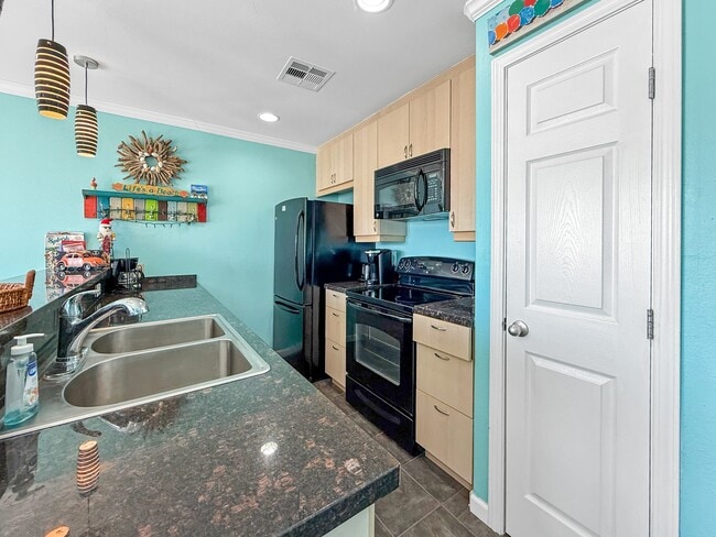 Building Photo - 9520 Seawall Blvd