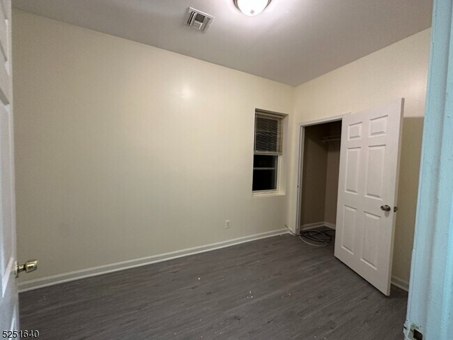 Foto del edificio - 165 Sherman Ave