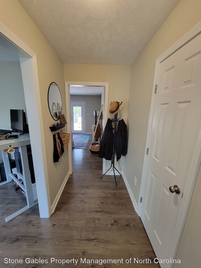 Building Photo - 3 br, 2 bath House - 215 Harverhill Dr