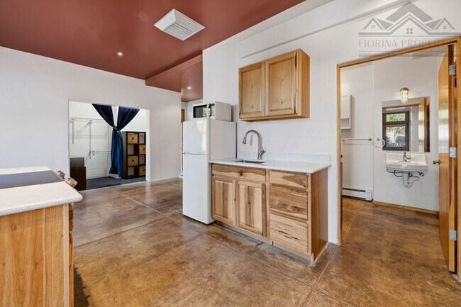 Building Photo - Stunning Midtown Loft