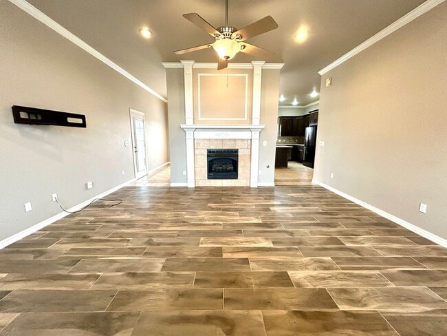 Building Photo - Spacious 3 bed 2 bath Single Family with a Large Fenced Backyard!