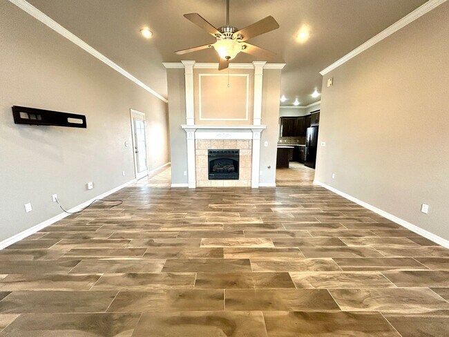 Foto del edificio - Spacious 3 bed 2 bath Single Family with a Large Fenced Backyard!