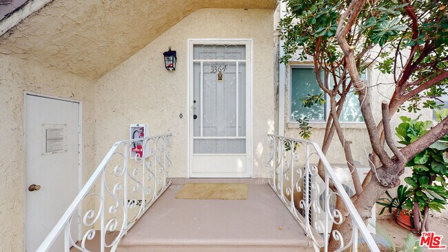 Building Photo - 3364 Rowena Ave