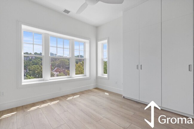 Foto del edificio - State of the Art, and No Fee!   Washington Square Luxury!  Sunny XL Rooms, 3 baths!