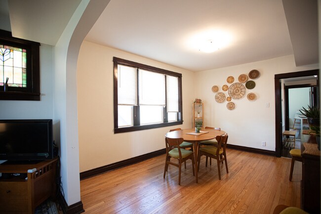 Foto del edificio - 5446 Rhodes Ave