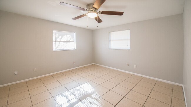 Building Photo - NEW PRICE! 2/1 AVAILABLE NOW!