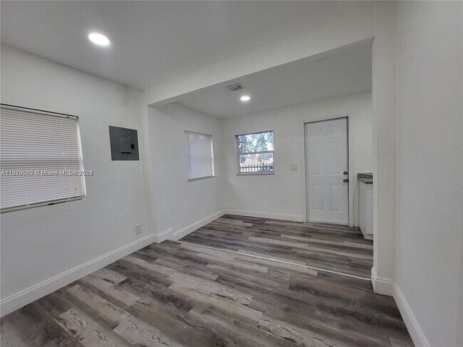 Building Photo - 7210 NW 17th Ct