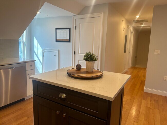 Building Photo - 25 Chilcott Pl