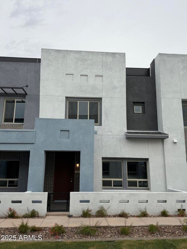 Foto del edificio - Brand New Never Lived in! Location, location, location! Stunning modern style 3 bedroom/2.5 bathr...