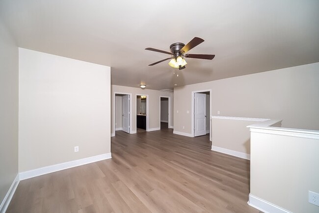 Building Photo - Charming 4 Bedroom