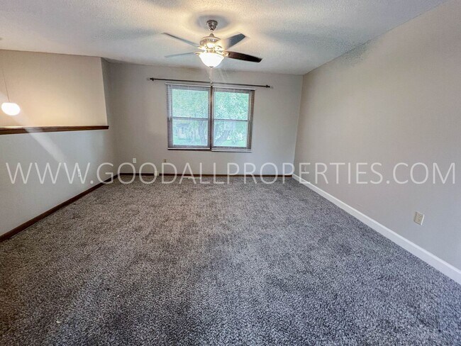 Foto del edificio - 4 Bedroom 2 Bathroom Home in Altoona with a 2-Car detached garage