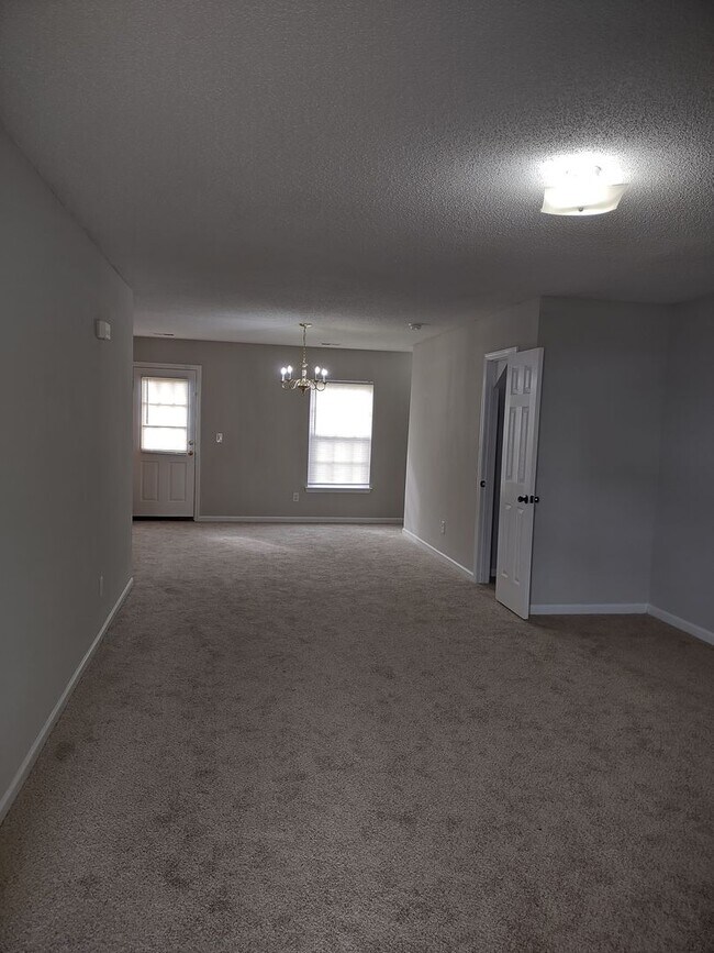 Building Photo - GREAT Four Bedroom Home Located in the Sum...