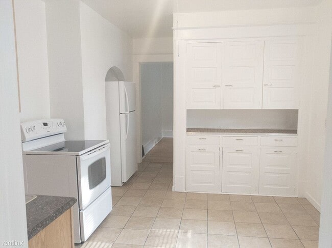 Building Photo - 2 br, 1 bath Duplex - 927 Butterworth Stre...