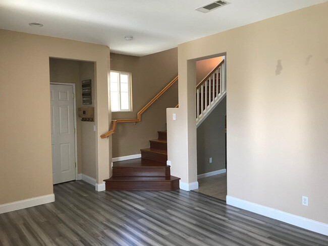 Building Photo - Gorgeous 3 bedroom 2 1/2 bath home located...