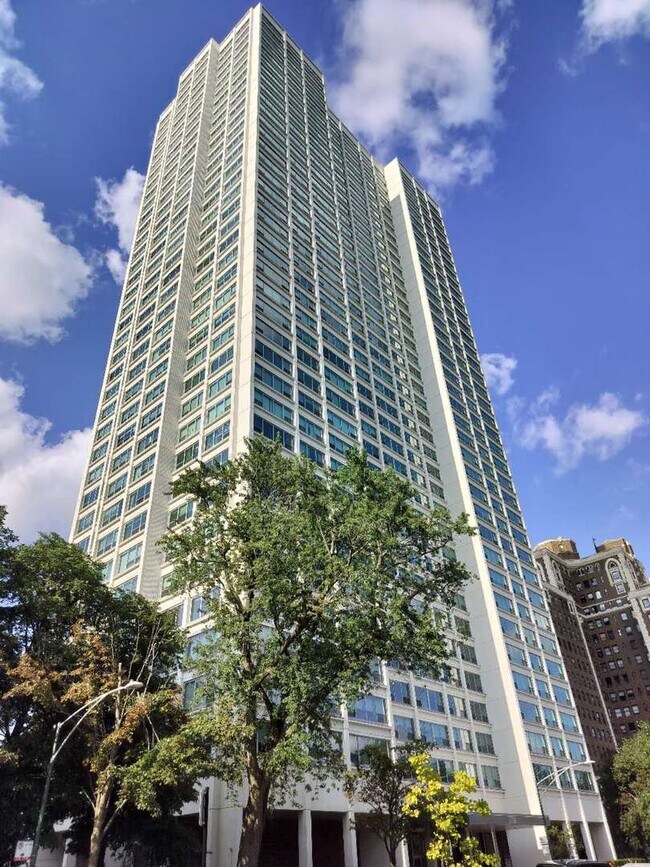 Building Photo - 1700 E 56th St