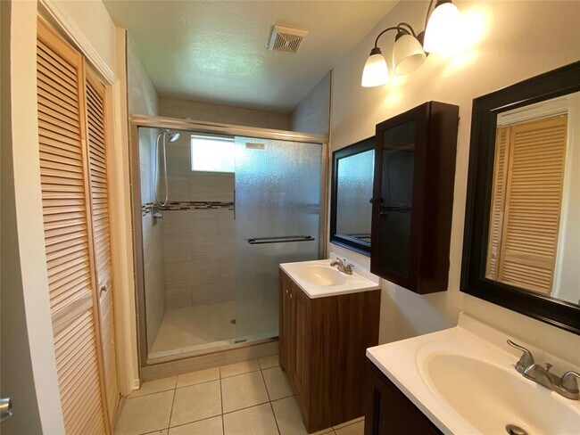 Building Photo - 15907 Nutcracker Ct