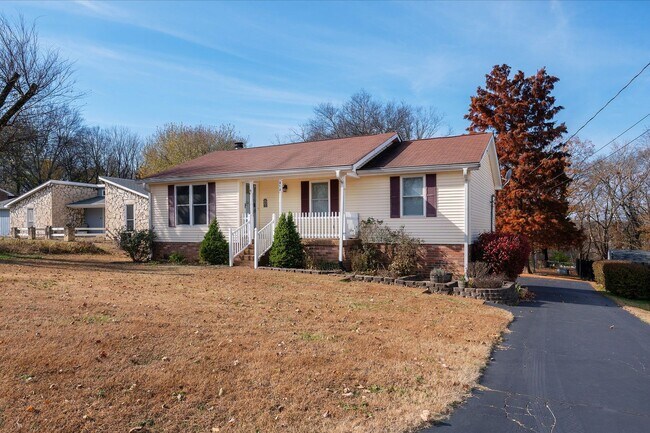 Foto del edificio - 3 Bedrooms with Full Basement on Corner Lot!