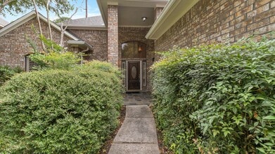 Building Photo - 14918 Plantation Oak Dr