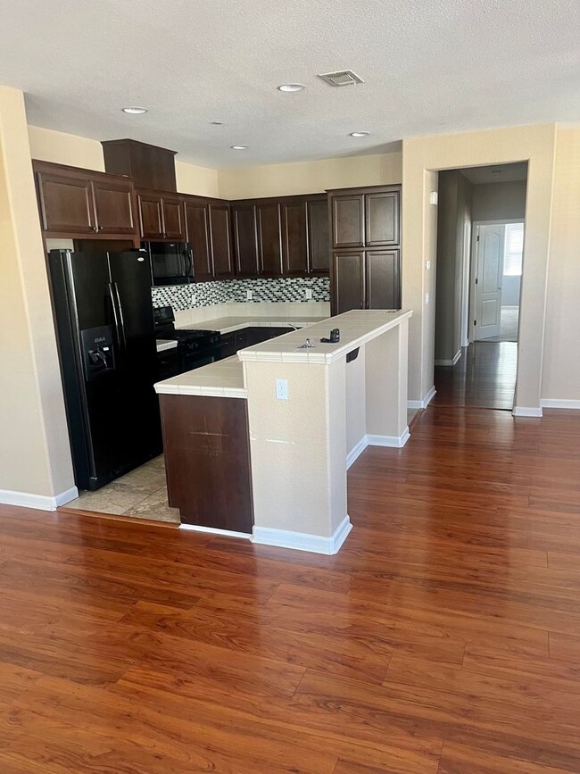 Building Photo - Stunning Two Bedroom Condo Located In Folsom!