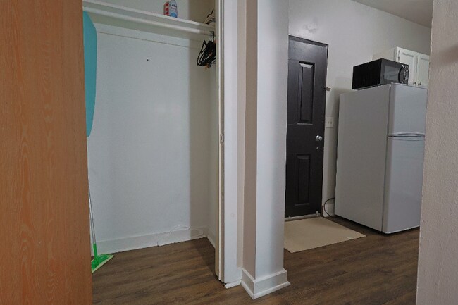 Building Photo - 2 Cambridge Lane