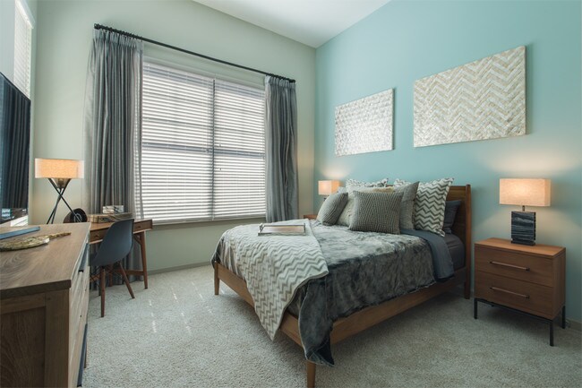 Ventanas grandes permiten mucha luz natural - 2700 Charlotte Ave Apartments