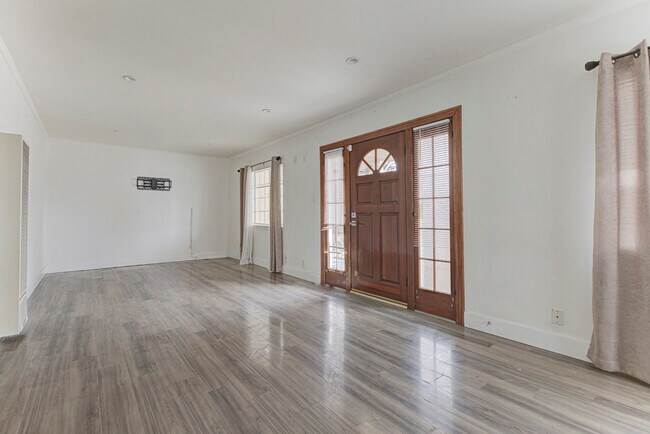 Foto del edificio - 10733 Louise Ave