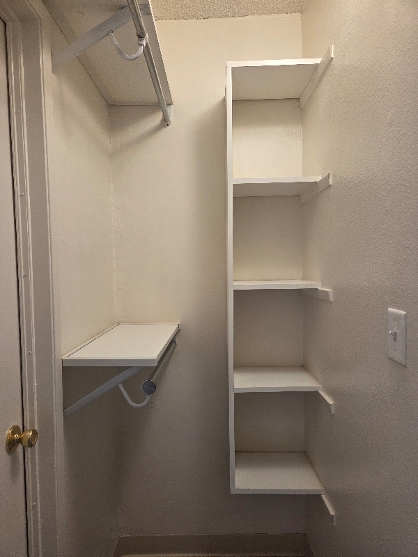 Building Photo - 995 N Mollison Ave