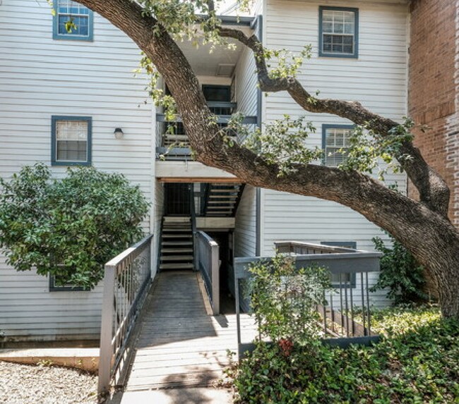 Building Photo - Great location off Blanco near Wurzbach and West Ave | 2 Bedroom | 2 Bath | Top Floor