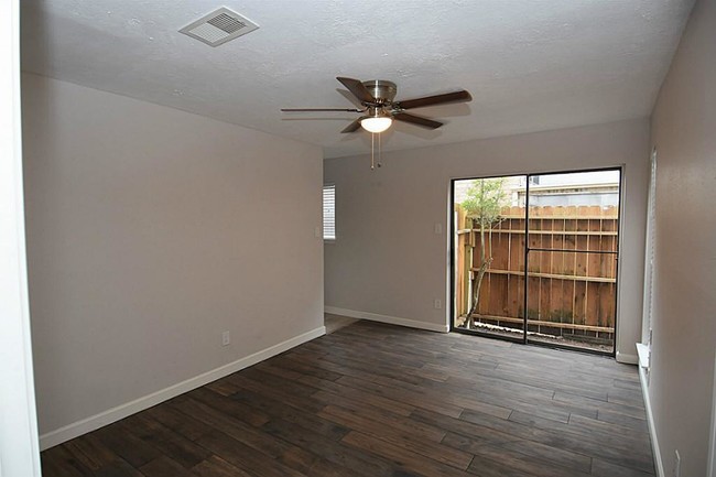 Building Photo - 13443 Parkway Blvd