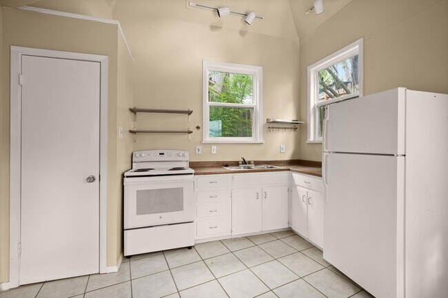 Foto del edificio - 3302 Hemlock Ave