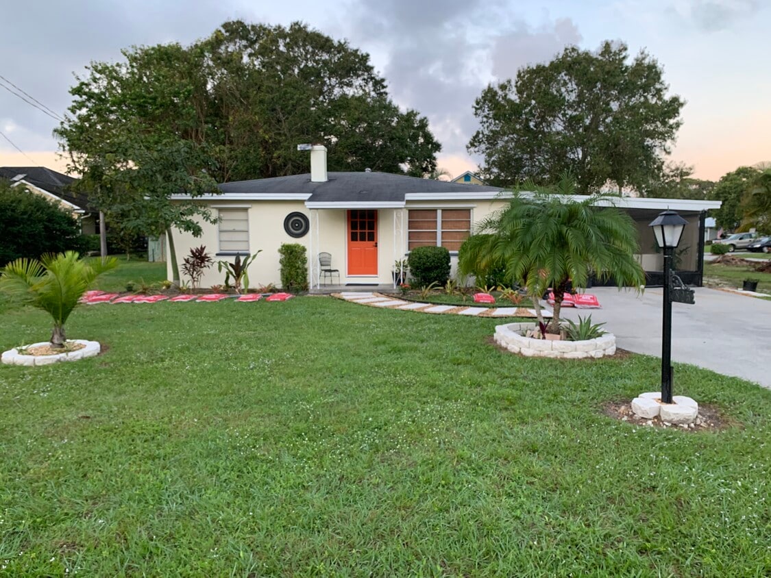 FRONT - 825 20th Ave
