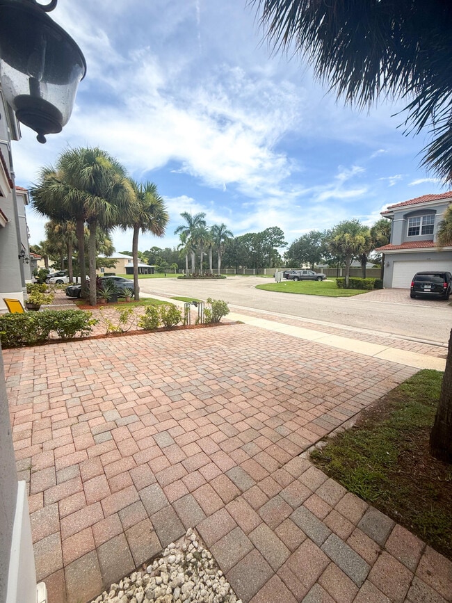 Building Photo - 2125 SW Cape Cod Dr