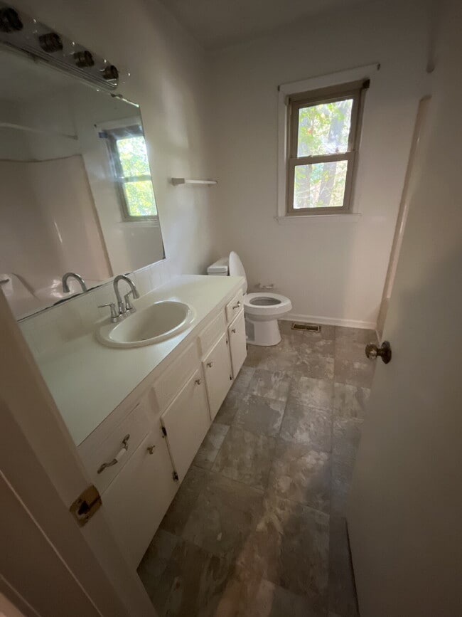 Building Photo - 317 Lakeside Dr