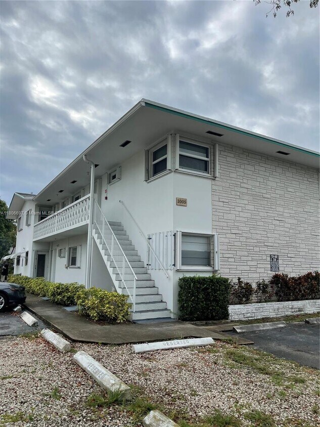 Building Photo - 1005 S 17th Ave