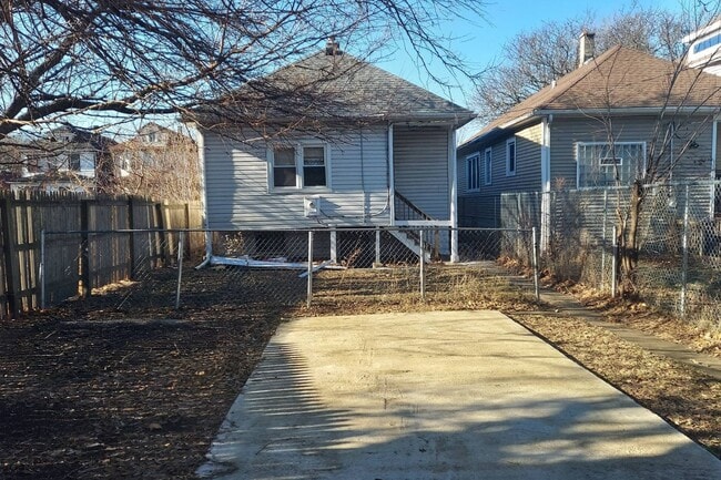 Building Photo - 10743 S Prairie Ave