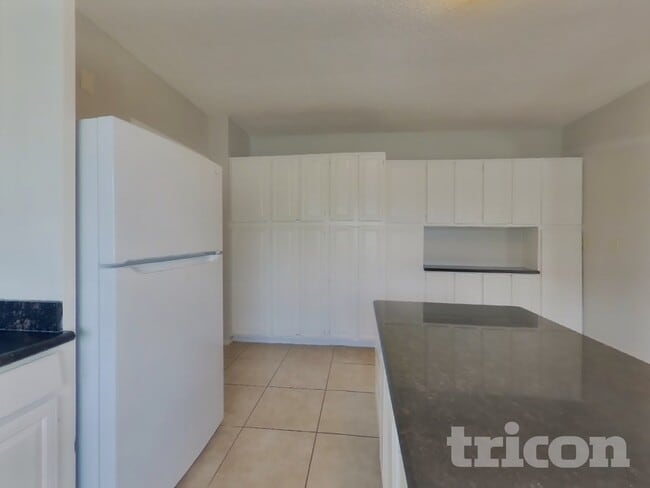 Building Photo - 573 Laurel St