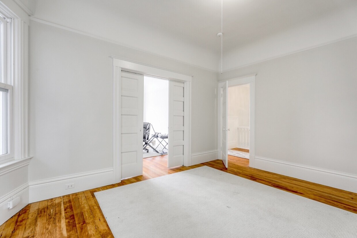 Primary Photo - Light Filled Three Bedroom Flat In Prime L...