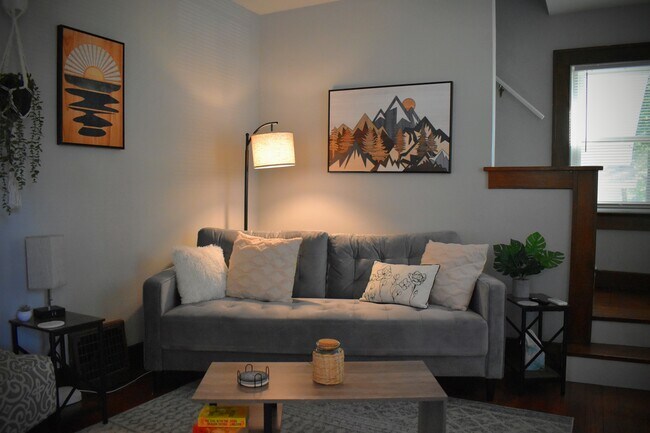 Building Photo - 427 W Branning Ave
