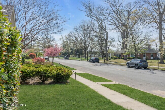 Foto del edificio - 115 Grassmere Avenue