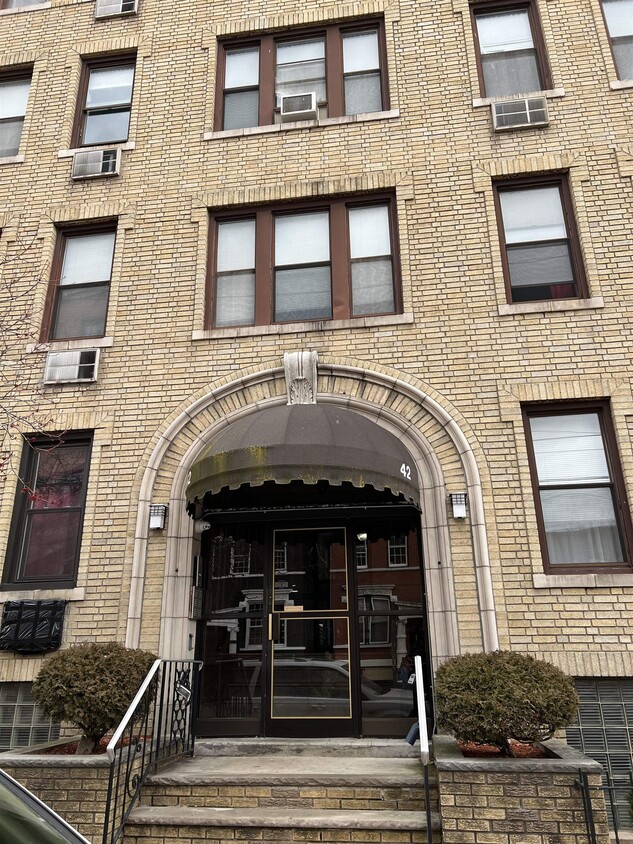 Building Photo - 42 Van Wagenen Ave