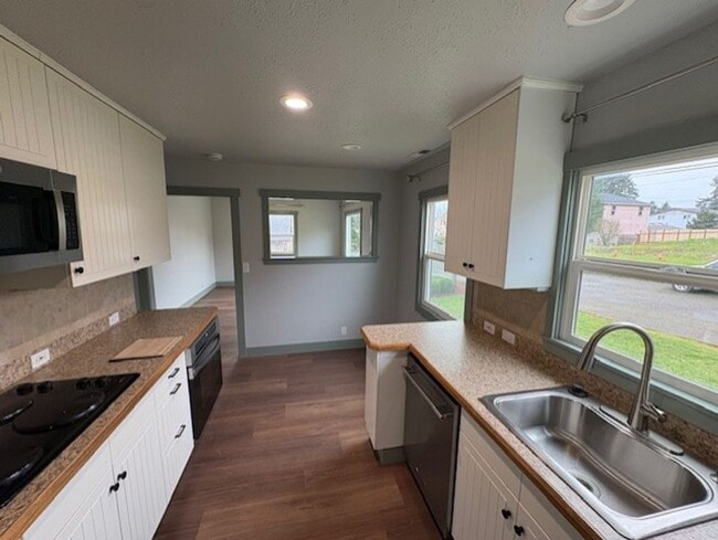 Building Photo - 2-bedroom/2-bath single family home